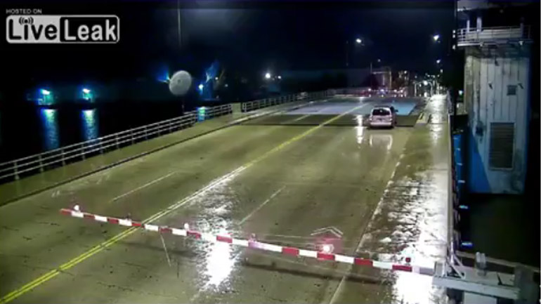 Οδηγός παγιδεύεται σε γέφυρα με το αυτοκίνητό του